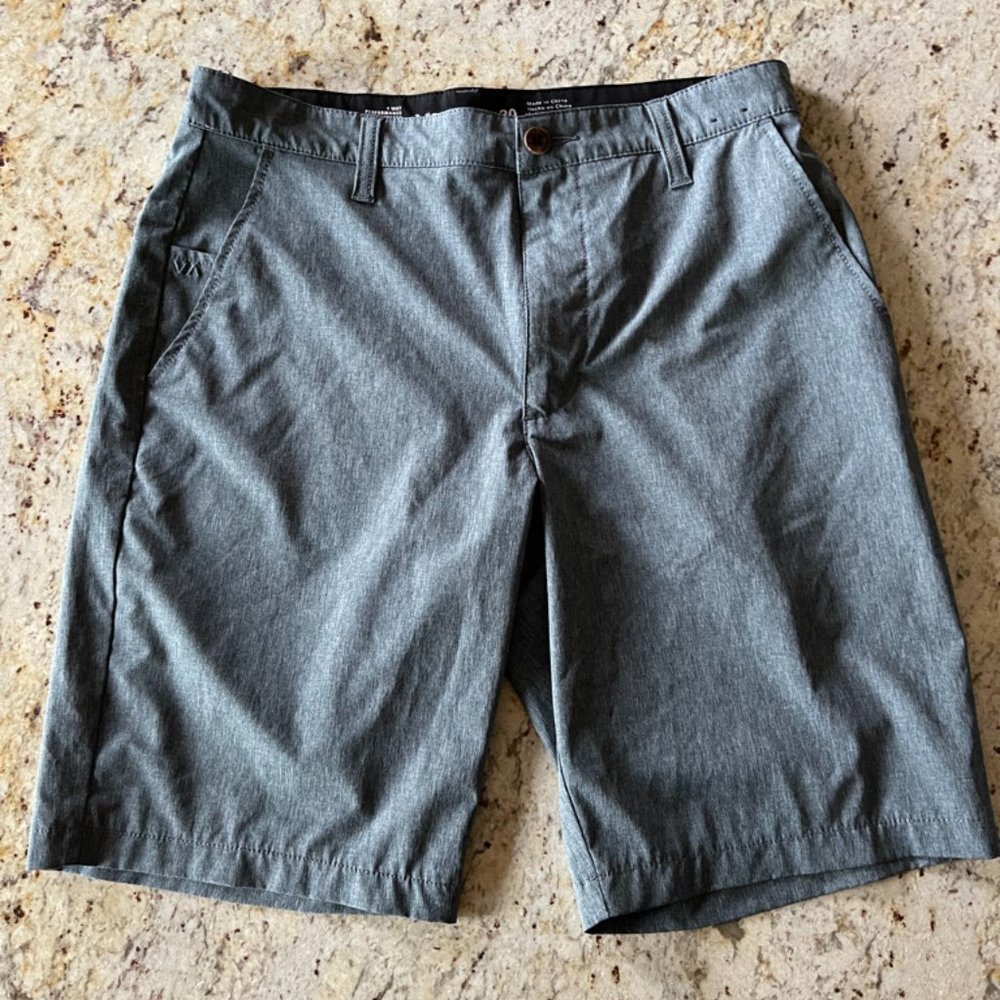 Men's RVCA size 30 Blue 4 way performance stretch shorts 10 inch inseam